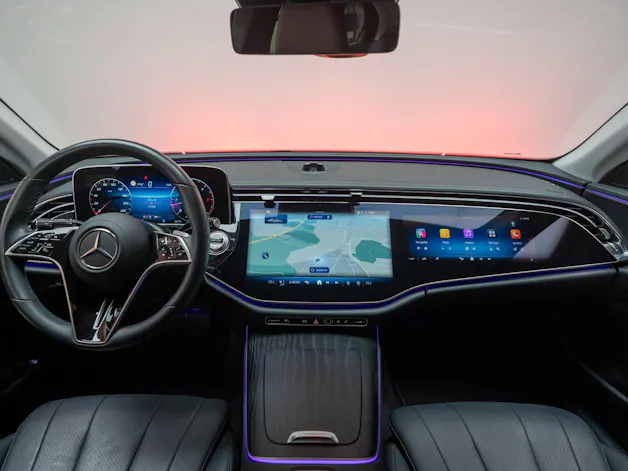 MERCEDES-BENZ E 220 d Avantgarde / MBUX Superscreen / Sitzheizung / 360° Kamera