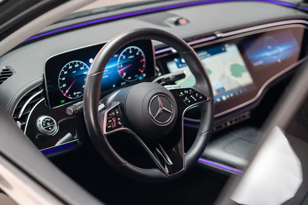 MERCEDES-BENZ E 220 d Avantgarde / MBUX Superscreen / Sitzheizung / 360° Kamera