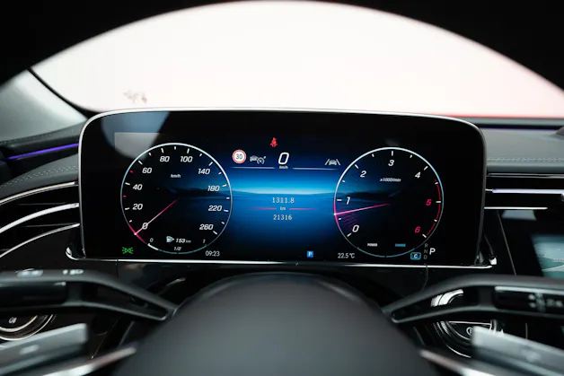 MERCEDES-BENZ E 220 d Avantgarde / MBUX Superscreen / Sitzheizung / 360° Kamera