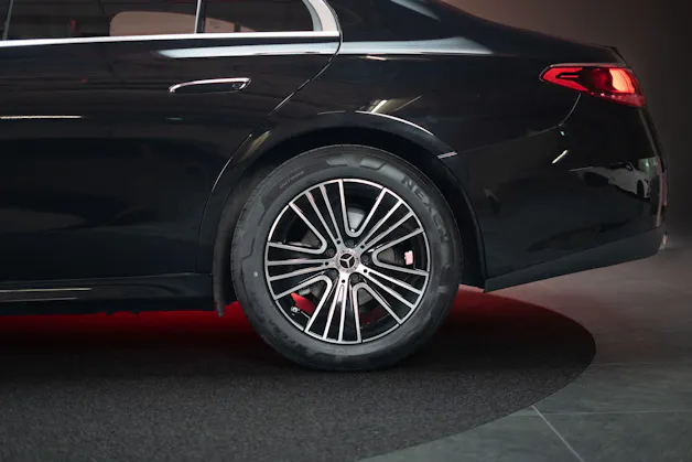 MERCEDES-BENZ E 220 d Avantgarde / MBUX Superscreen / Sitzheizung / 360° Kamera