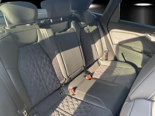 AUDI Q4 e-tron SUV quattro performance Swiss Ski