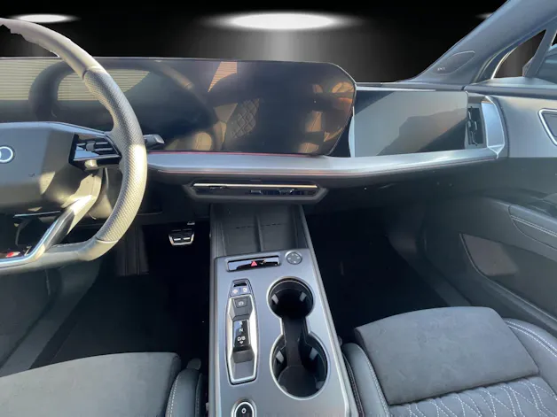 AUDI Q4 e-tron SUV quattro performance Swiss Ski