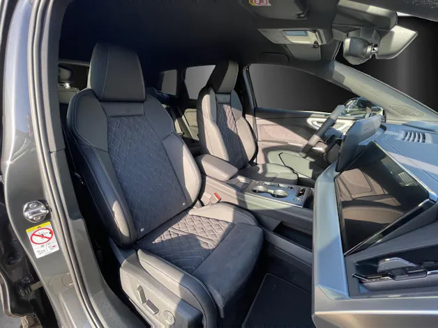 AUDI Q4 e-tron SUV quattro performance Swiss Ski