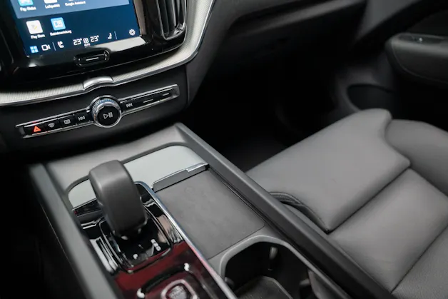 VOLVO XC60 2.0 T8 TE Plus Dark eAWD / Panorama / 360°Kamera / Harman/Kardon