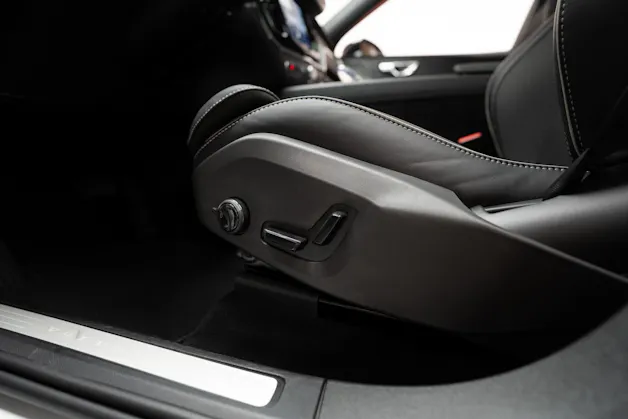 VOLVO XC60 2.0 T8 TE Plus Dark eAWD / Panorama / 360°Kamera / Harman/Kardon / el.Heckklappe