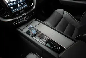 VOLVO XC60 2.0 T8 TE Plus Dark eAWD / Panorama / 360°Kamera / Harman/Kardon / el.Heckklappe