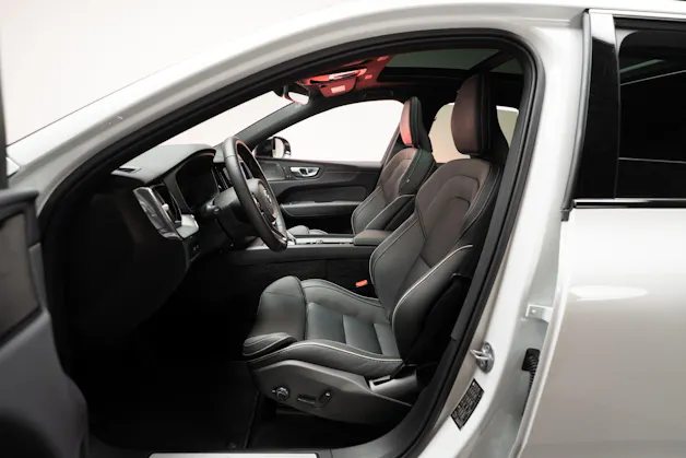 VOLVO XC60 2.0 T8 TE Plus Dark eAWD / Panorama / 360°Kamera / Harman/Kardon / el.Heckklappe