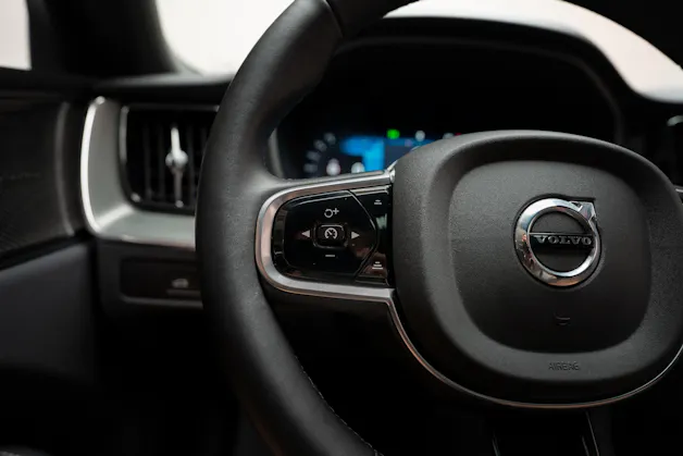 VOLVO XC60 2.0 T8 TE Plus Dark eAWD / Panorama / 360°Kamera / Harman/Kardon / el.Heckklappe