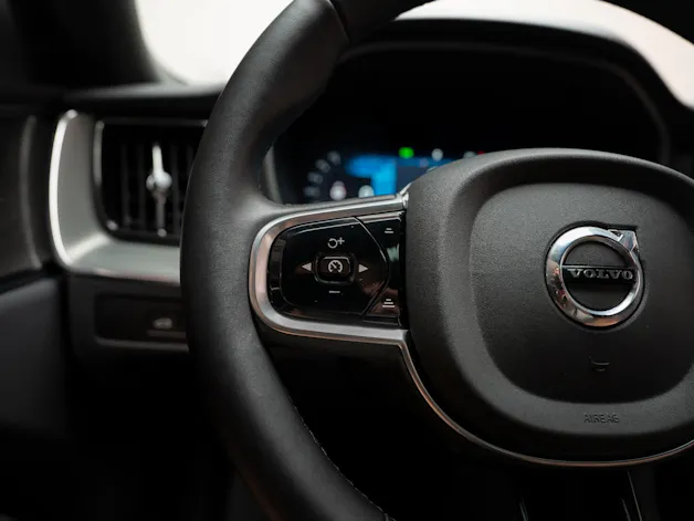 VOLVO XC60 2.0 T8 TE Plus Dark eAWD / Panorama / 360°Kamera / Harman/Kardon / el.Heckklappe