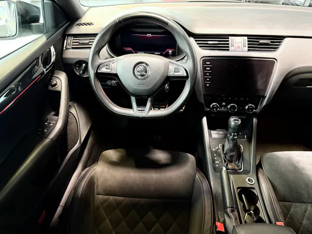 SKODA Octavia Combi 2.0 TSI RS Final Edition DSG