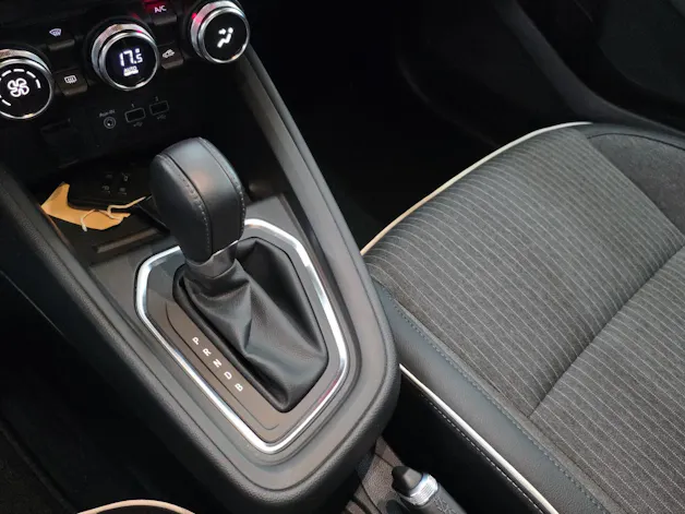 RENAULT Clio 1.6 E-Tech Intens