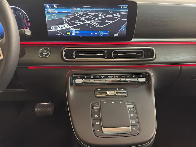 MERCEDES-BENZ V 300 d 4M - Lang / DISTRONIC / 360 Grad Kamera / Panorama-Dach / 7 Sitze / Luftfederung