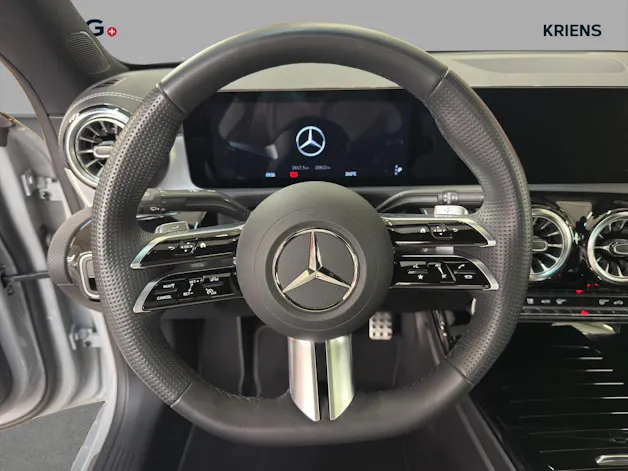 MERCEDES-BENZ CLA 200 - AMG / DISTRONIC / 360 Grad Kamera / Panorama-Dach