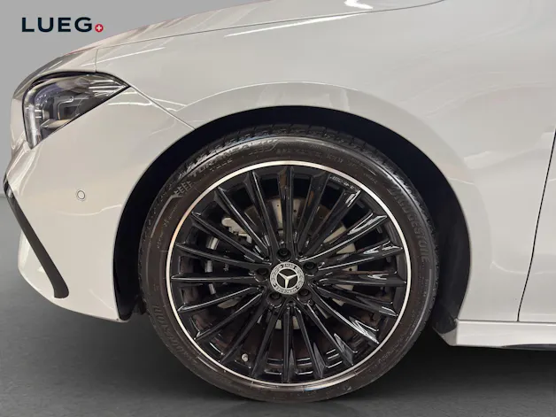 MERCEDES-BENZ CLA 200 - AMG / DISTRONIC / 360 Grad Kamera / Panorama-Dach