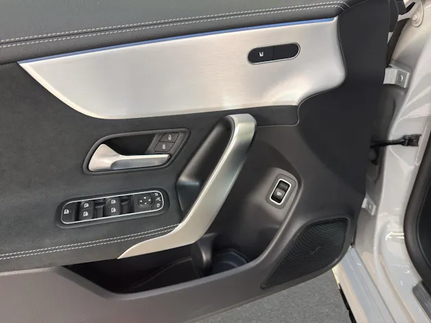 MERCEDES-BENZ CLA 200 - AMG / DISTRONIC / 360 Grad Kamera / Panorama-Dach