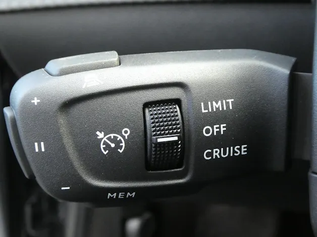 PEUGEOT 208 1.2 Hybrid 145 GT