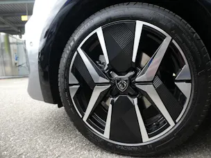 PEUGEOT 208 1.2 Hybrid 145 GT