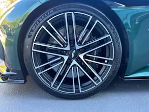 https://vehicle.imgix.net/4467949/f65b7dd4-ad09-4f63-ab52-bfe1e21acd27.jpg