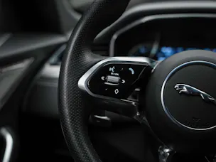 Jaguar F-Pace 2.0 D200 R-Dynamic MHEV SE AWD *Lenkradheizung*Meridian*ACC*