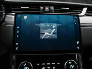 Jaguar F-Pace 2.0 D200 R-Dynamic MHEV SE AWD *Lenkradheizung*Meridian*ACC*