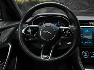 Jaguar F-Pace 2.0 D200 R-Dynamic MHEV SE AWD *Lenkradheizung*Meridian*ACC*