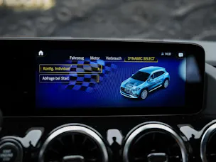 MERCEDES-BENZ GLA 35 AMG 4Matic 8G-Speedshift DCT *ALL BLACK*AHK*Ambientebeleuchtung*