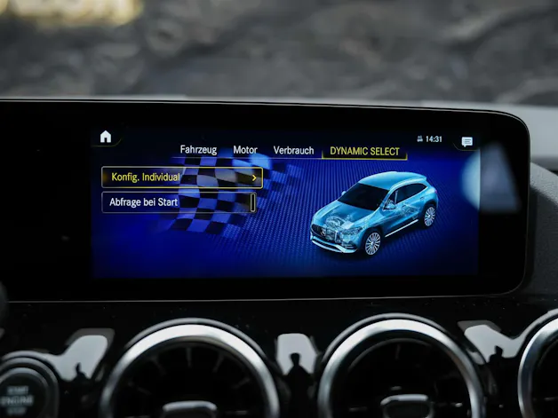 MERCEDES-BENZ GLA 35 AMG 4Matic 8G-Speedshift DCT *ALL BLACK*AHK*Ambientebeleuchtung*