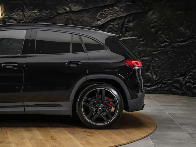 MERCEDES-BENZ GLA 35 AMG 4Matic 8G-Speedshift DCT *ALL BLACK*AHK*Ambientebeleuchtung*