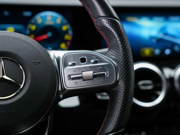 MERCEDES-BENZ GLA 35 AMG 4Matic 8G-Speedshift DCT *ALL BLACK*AHK*Ambientebeleuchtung*