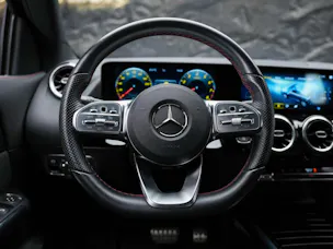 MERCEDES-BENZ GLA 35 AMG 4Matic 8G-Speedshift DCT *ALL BLACK*AHK*Ambientebeleuchtung*