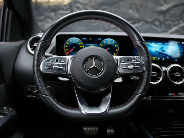 MERCEDES-BENZ GLA 35 AMG 4Matic 8G-Speedshift DCT *ALL BLACK*AHK*Ambientebeleuchtung*