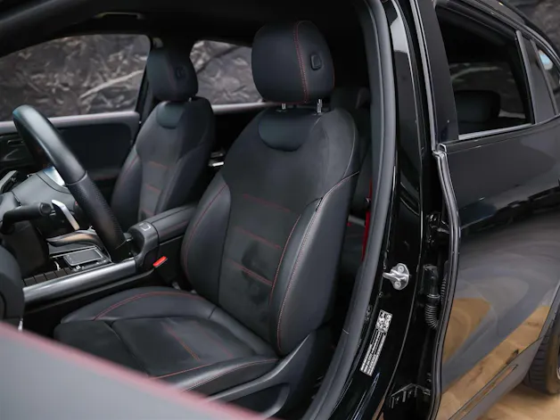 MERCEDES-BENZ GLA 35 AMG 4Matic 8G-Speedshift DCT *ALL BLACK*AHK*Ambientebeleuchtung*