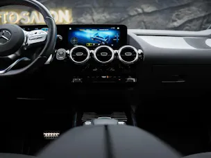 MERCEDES-BENZ GLA 35 AMG 4Matic 8G-Speedshift DCT *ALL BLACK*AHK*Ambientebeleuchtung*