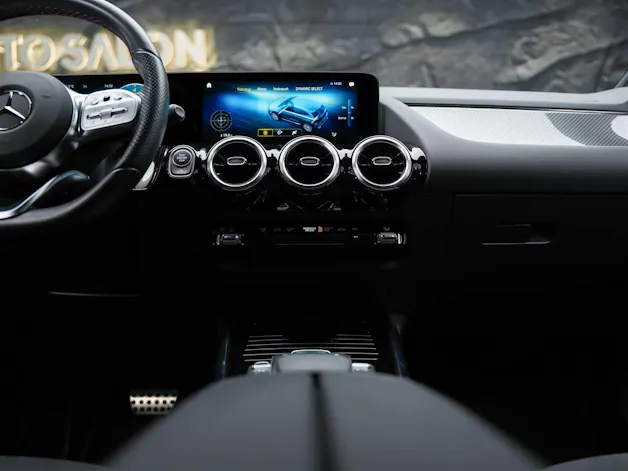 MERCEDES-BENZ GLA 35 AMG 4Matic 8G-Speedshift DCT *ALL BLACK*AHK*Ambientebeleuchtung*