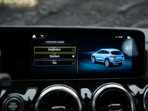 MERCEDES-BENZ GLA 35 AMG 4Matic 8G-Speedshift DCT *ALL BLACK*AHK*Ambientebeleuchtung*