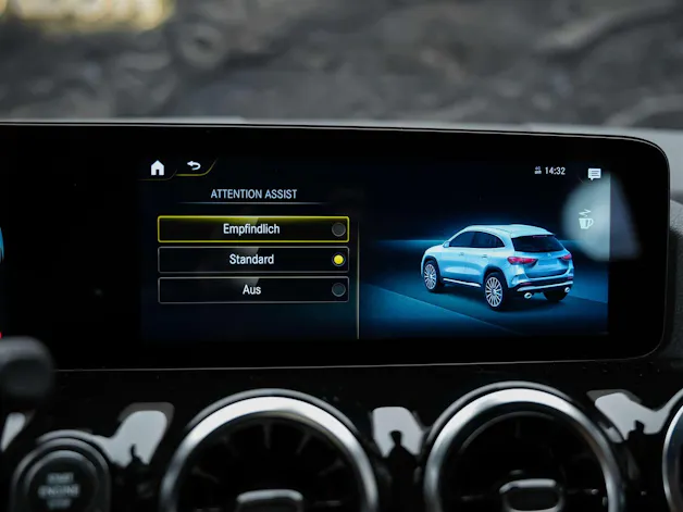 MERCEDES-BENZ GLA 35 AMG 4Matic 8G-Speedshift DCT *ALL BLACK*AHK*Ambientebeleuchtung*