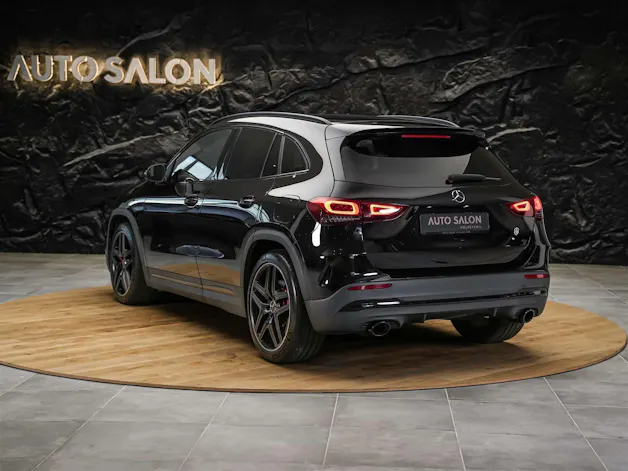 MERCEDES-BENZ GLA 35 AMG 4Matic 8G-Speedshift DCT *ALL BLACK*AHK*Ambientebeleuchtung*