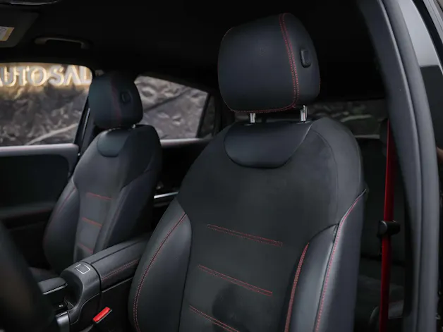MERCEDES-BENZ GLA 35 AMG 4Matic 8G-Speedshift DCT *ALL BLACK*AHK*Ambientebeleuchtung*