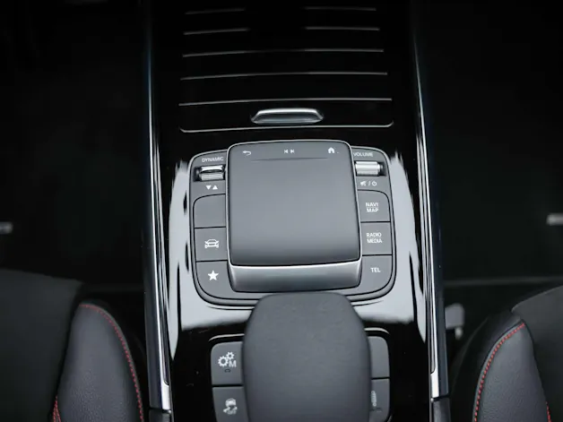 MERCEDES-BENZ GLA 35 AMG 4Matic 8G-Speedshift DCT *ALL BLACK*AHK*Ambientebeleuchtung*