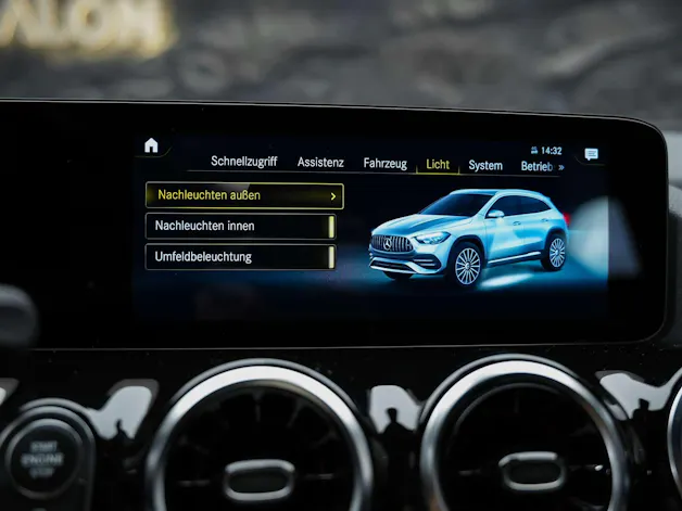 MERCEDES-BENZ GLA 35 AMG 4Matic 8G-Speedshift DCT *ALL BLACK*AHK*Ambientebeleuchtung*