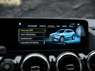 MERCEDES-BENZ GLA 35 AMG 4Matic 8G-Speedshift DCT *ALL BLACK*AHK*Ambientebeleuchtung*