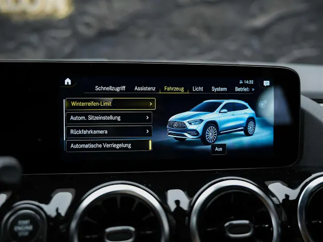 MERCEDES-BENZ GLA 35 AMG 4Matic 8G-Speedshift DCT *ALL BLACK*AHK*Ambientebeleuchtung*