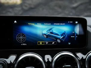 MERCEDES-BENZ GLA 35 AMG 4Matic 8G-Speedshift DCT *ALL BLACK*AHK*Ambientebeleuchtung*
