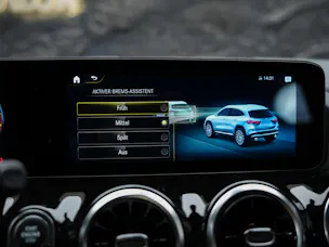 MERCEDES-BENZ GLA 35 AMG 4Matic 8G-Speedshift DCT *ALL BLACK*AHK*Ambientebeleuchtung*