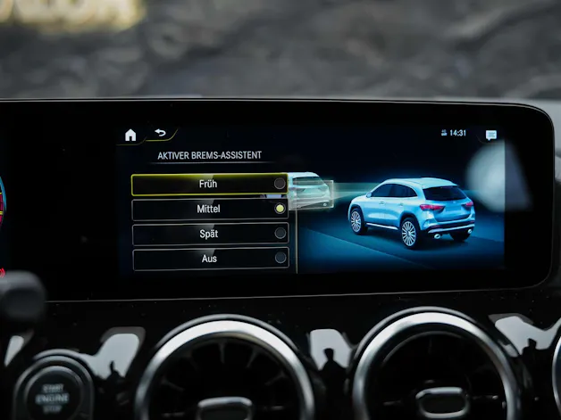 MERCEDES-BENZ GLA 35 AMG 4Matic 8G-Speedshift DCT *ALL BLACK*AHK*Ambientebeleuchtung*