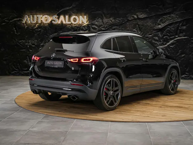 MERCEDES-BENZ GLA 35 AMG 4Matic 8G-Speedshift DCT *ALL BLACK*AHK*Ambientebeleuchtung*
