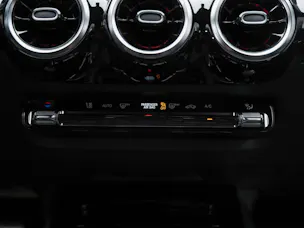 MERCEDES-BENZ GLA 35 AMG 4Matic 8G-Speedshift DCT *ALL BLACK*AHK*Ambientebeleuchtung*