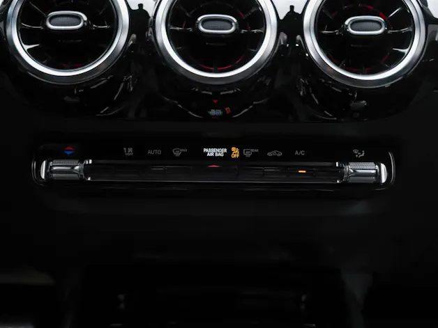 MERCEDES-BENZ GLA 35 AMG 4Matic 8G-Speedshift DCT *ALL BLACK*AHK*Ambientebeleuchtung*