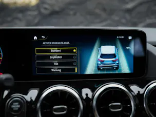 MERCEDES-BENZ GLA 35 AMG 4Matic 8G-Speedshift DCT *ALL BLACK*AHK*Ambientebeleuchtung*