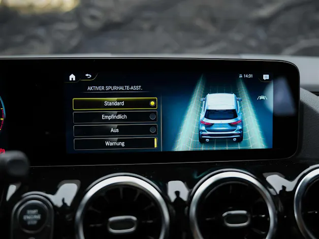 MERCEDES-BENZ GLA 35 AMG 4Matic 8G-Speedshift DCT *ALL BLACK*AHK*Ambientebeleuchtung*